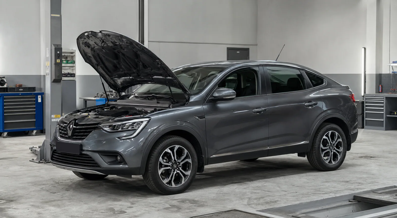 Renault Arkana с открытым капотом на осмотре
