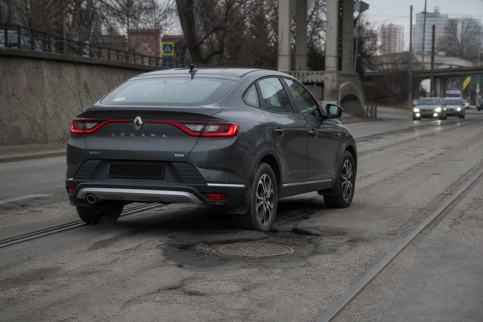 Renault Arkana на городской дороге