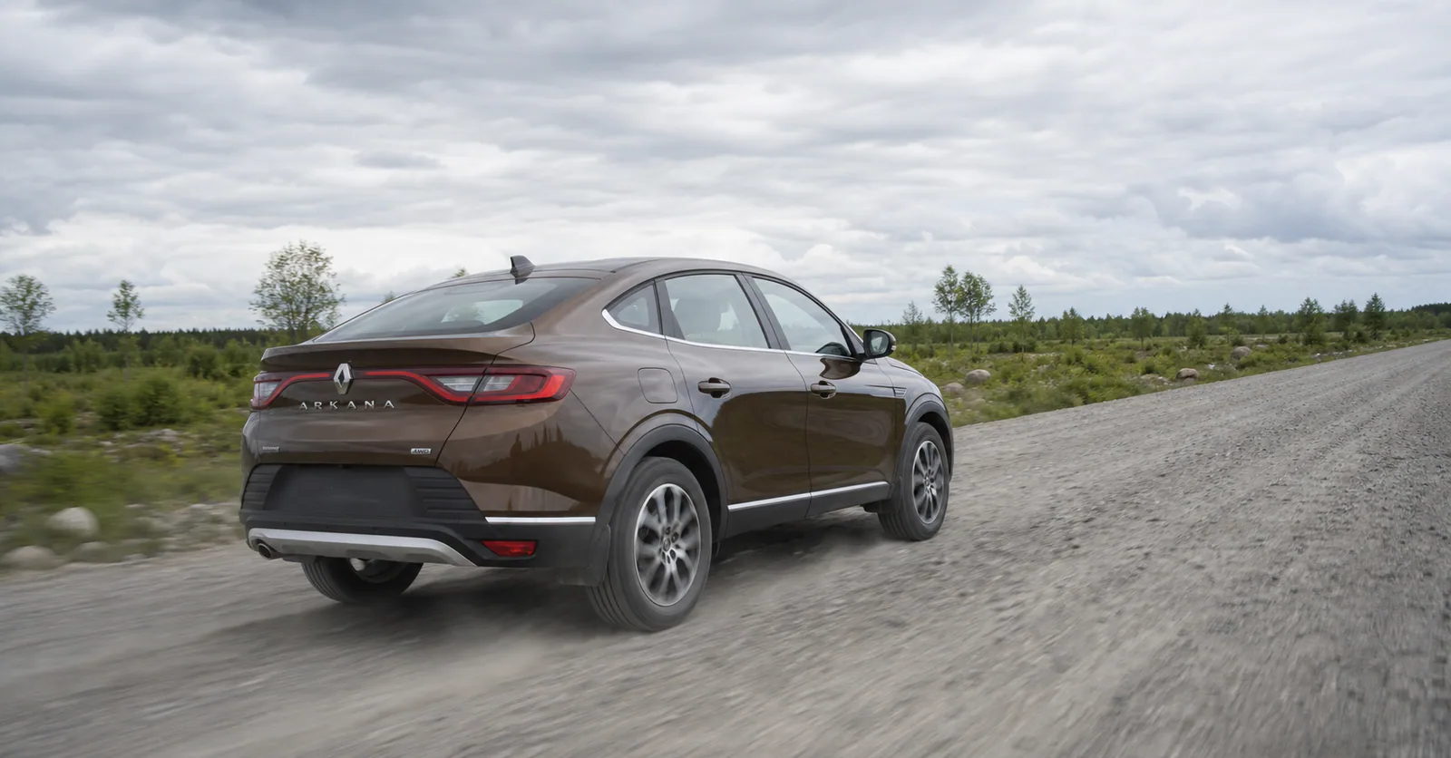 Renault Arkana на неровной грунтовой дороге