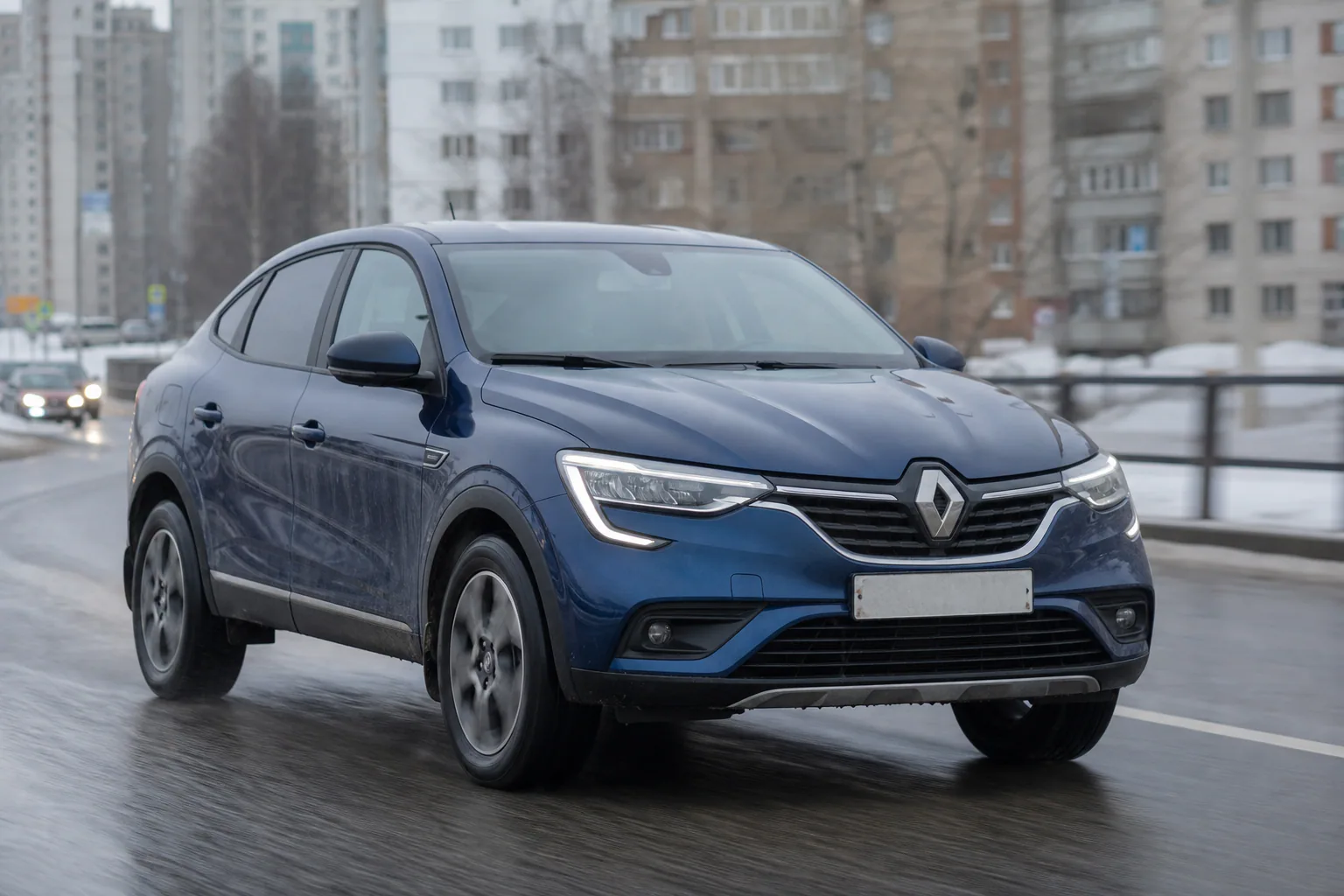 Renault Arkana на мокрой городской дороге